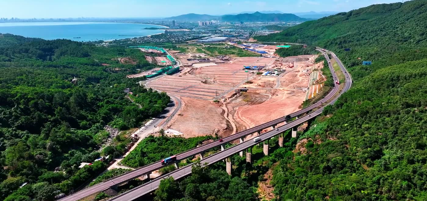 Cầu cao tốc dẫn vào khu dự án nhìn từ trên cao