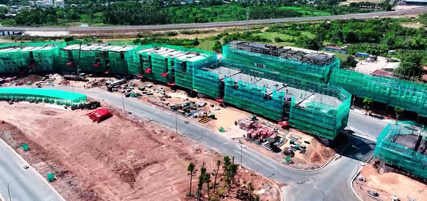 Dãy nhà phố đang xây phủ lưới xanh